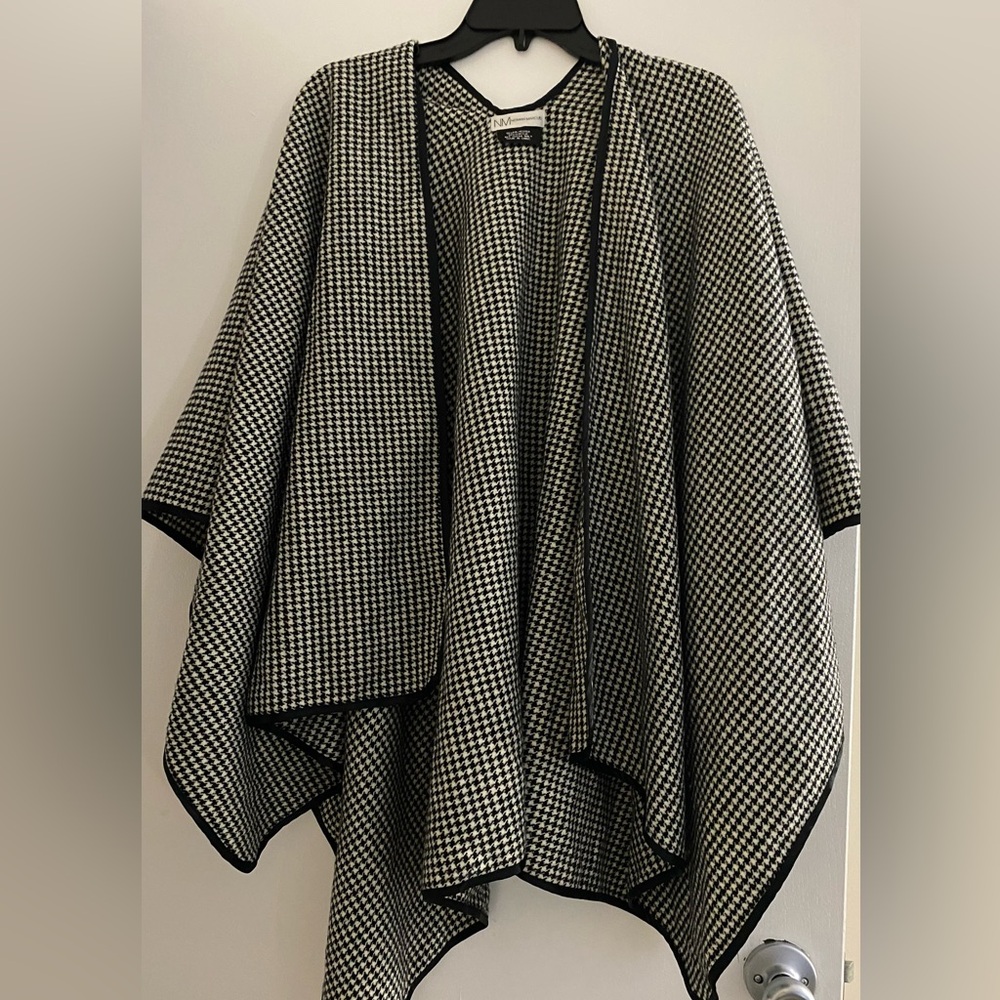 Women’s Neiman Marcus Wrap Black snd White One Size